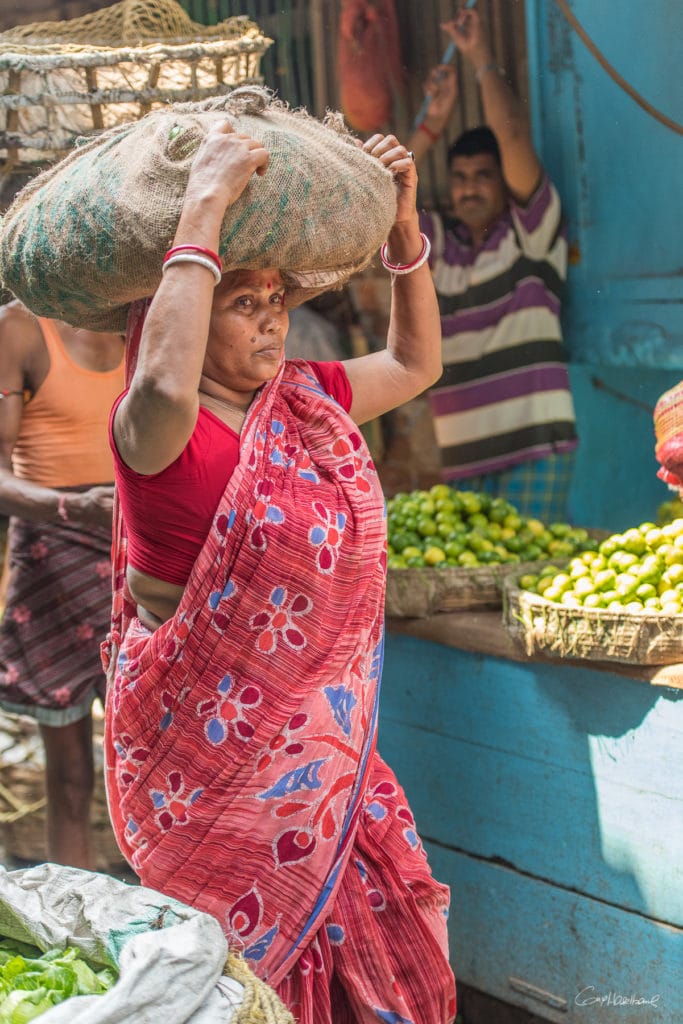 Porteuse Kolay market Calcutta Inde.